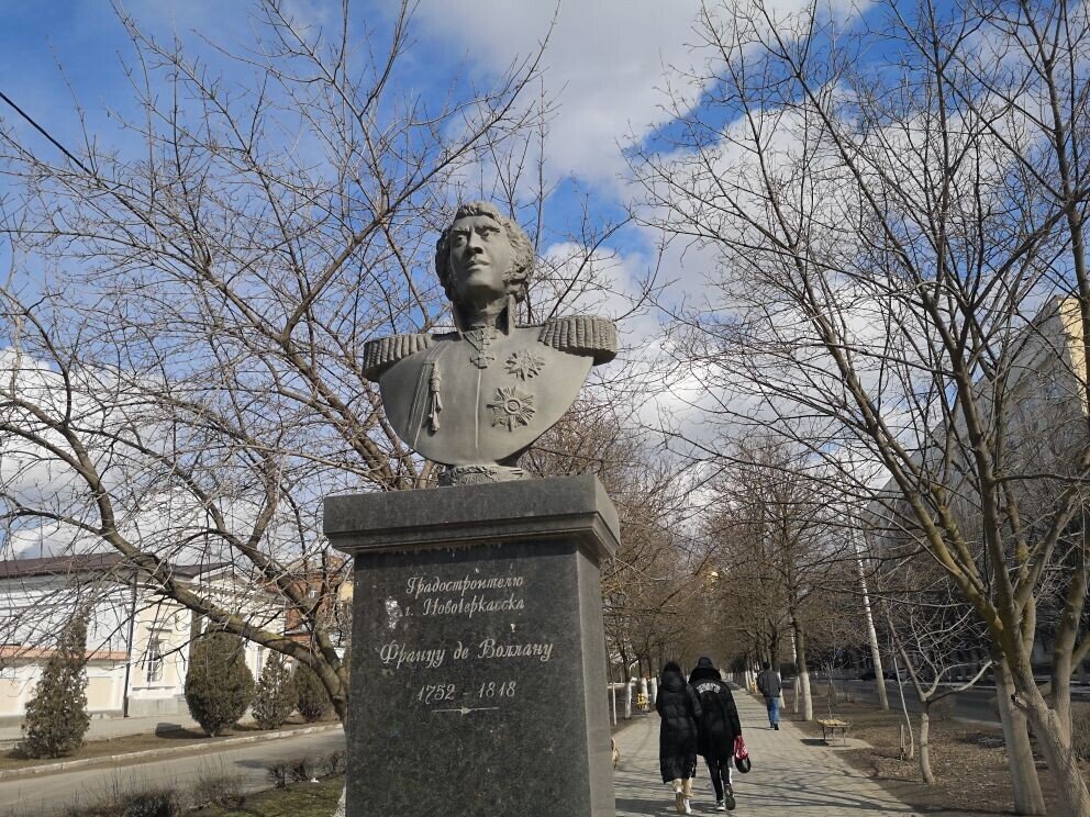 Памятник градостроителю г. Новочеркасска Францу де Воллану на Платовском проспекте. Фото из личного архива.