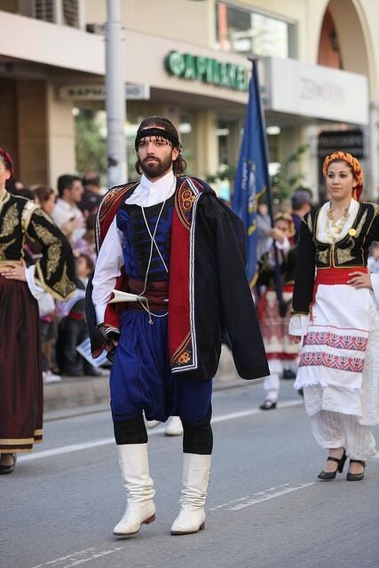 Греки на улице фото