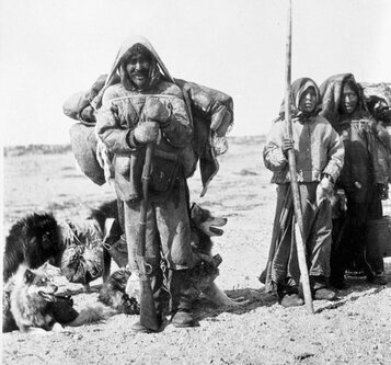 Семья эскимосов. Фото 1917 года. Источник изображения: сайт paranormal-news.ru