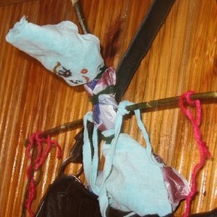 Демонстративный ритуал может выглядеть вот так, как здесь: прибитые к двери материалы устрашения