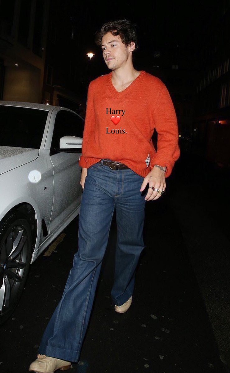 Свитер мандаринового цвета, наполовину заправленный в широкие брюки-клеш, выглядит прямо сейчас.