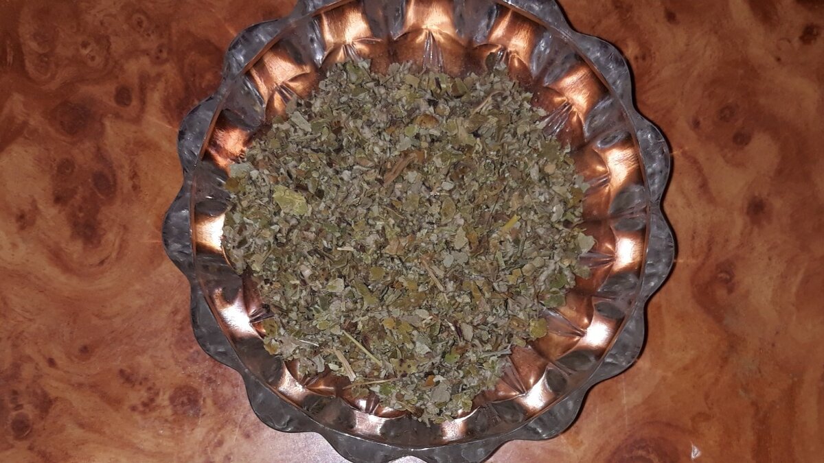 Сушеные листья мать-и-мачехи.