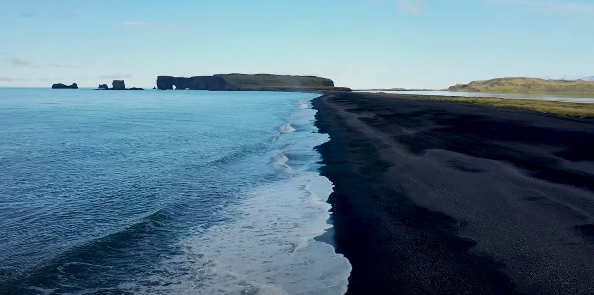 Черный пляж