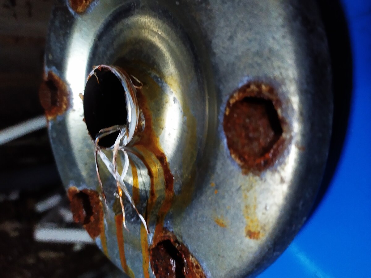 Витки резьбы торчали в разные стороны.