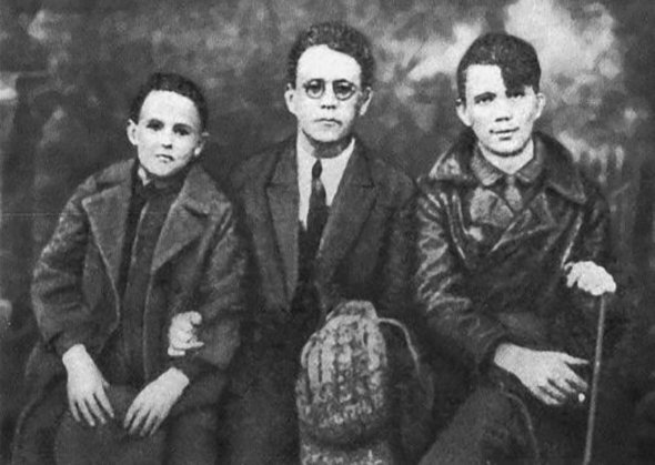 Леонид Пантелеев (справа) и Самуил Маршак с сыном. Конец 1920-х годов