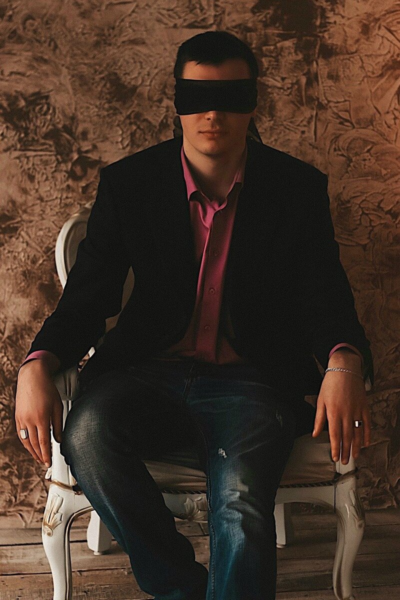 На иммерсивных спектаклях зрителям завязывают глаза. Фото: Pixbay