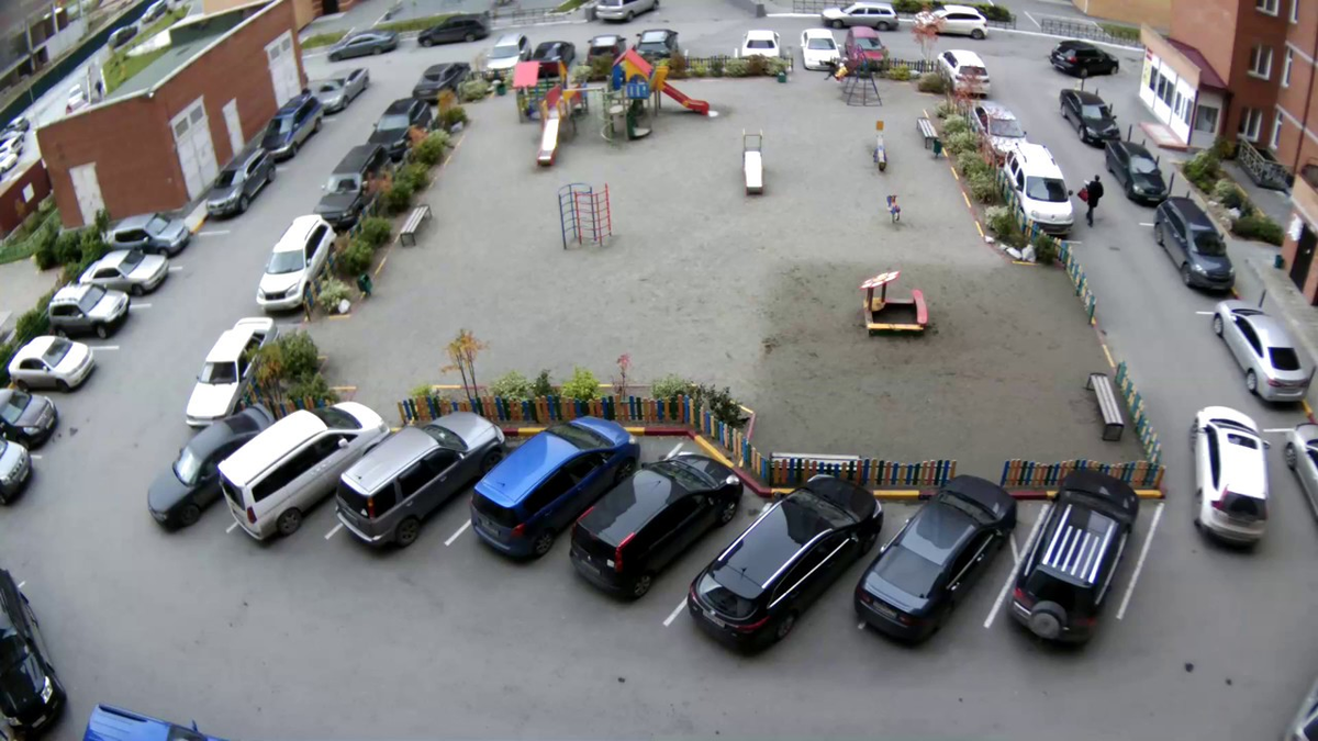 Верховный суд России вводит запрет на парковку автомобилей во дворах и под окнами домов!