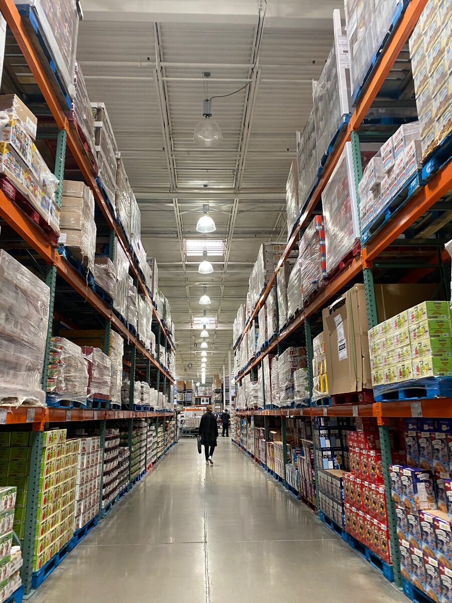 Так выглядит один из продуктовых рядов оптового магазина-склада розничной торговли  Costco. Фото автора. 