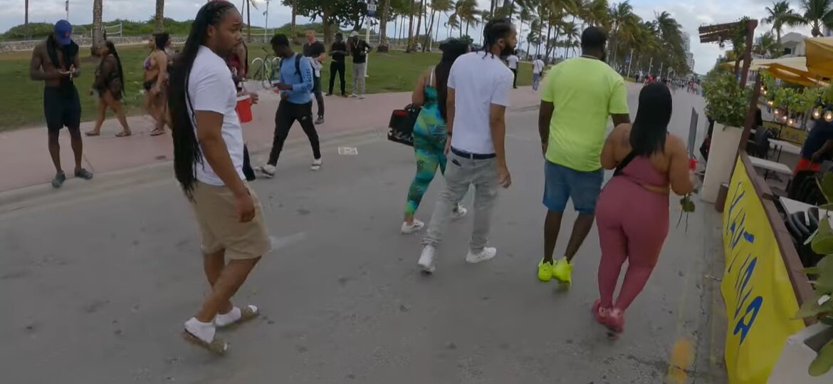 Майами, набережная. Стаканчик со спиртным и смартфон, как щит и меч.