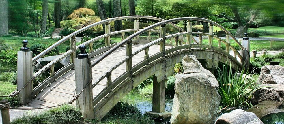 мостик через ручей в саду