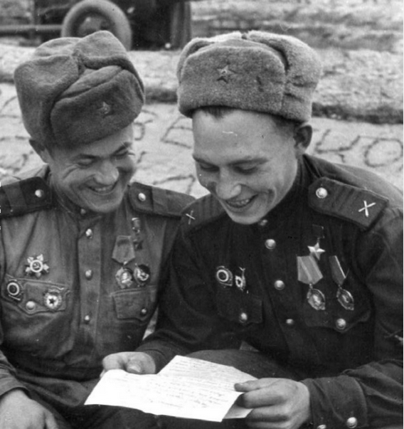 Солдаты читают письмо