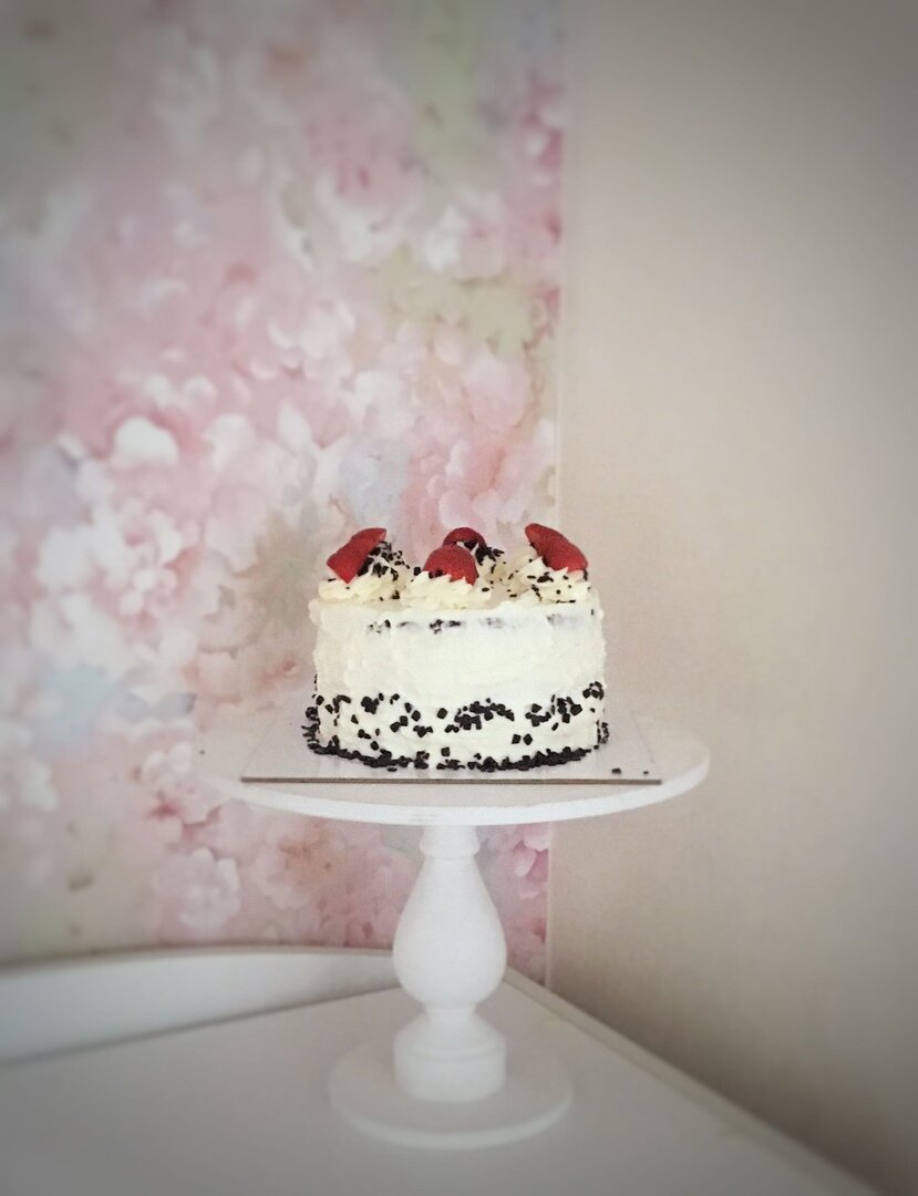 Вот так незатейливо я оформила свой торт. Шоколадная хлопья покупные.