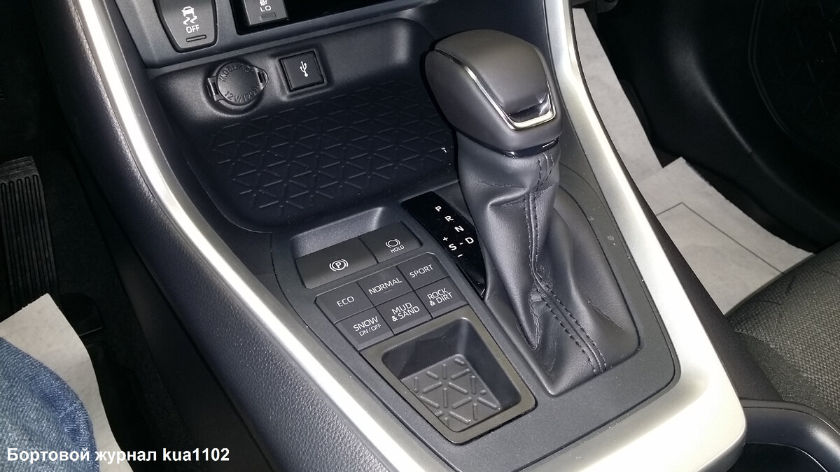 Площадка управления режимами движения находится левее селектора коробки передач. Автор фотографии kua1102