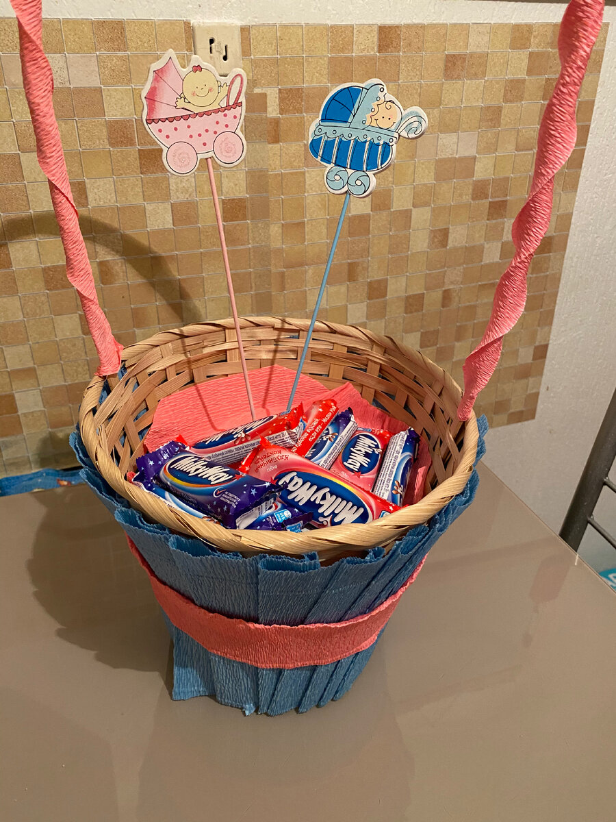 Делали корзинку для гендерной вечеринки.  Скоро напишу об этом