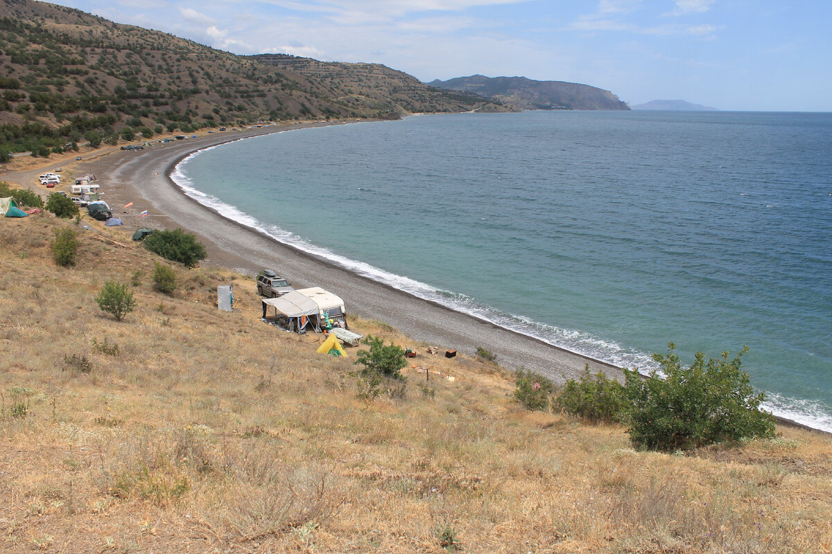 Вряд ли вас попытаются оштрафовать на берегу, где вокруг еще пара десятков машин. Кемпинг у подножия крепости Чобан-Кале, Крым