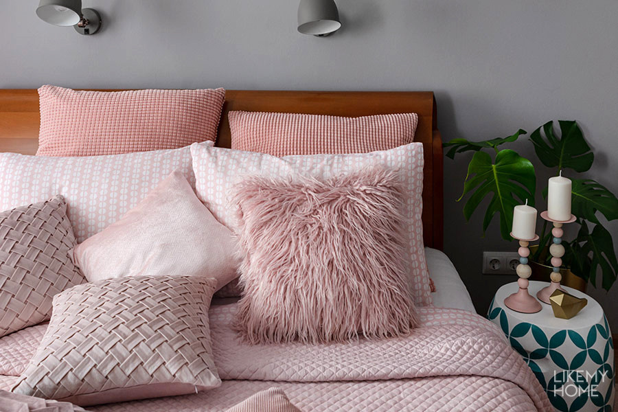 Пара новых подушек может обновить интерьер