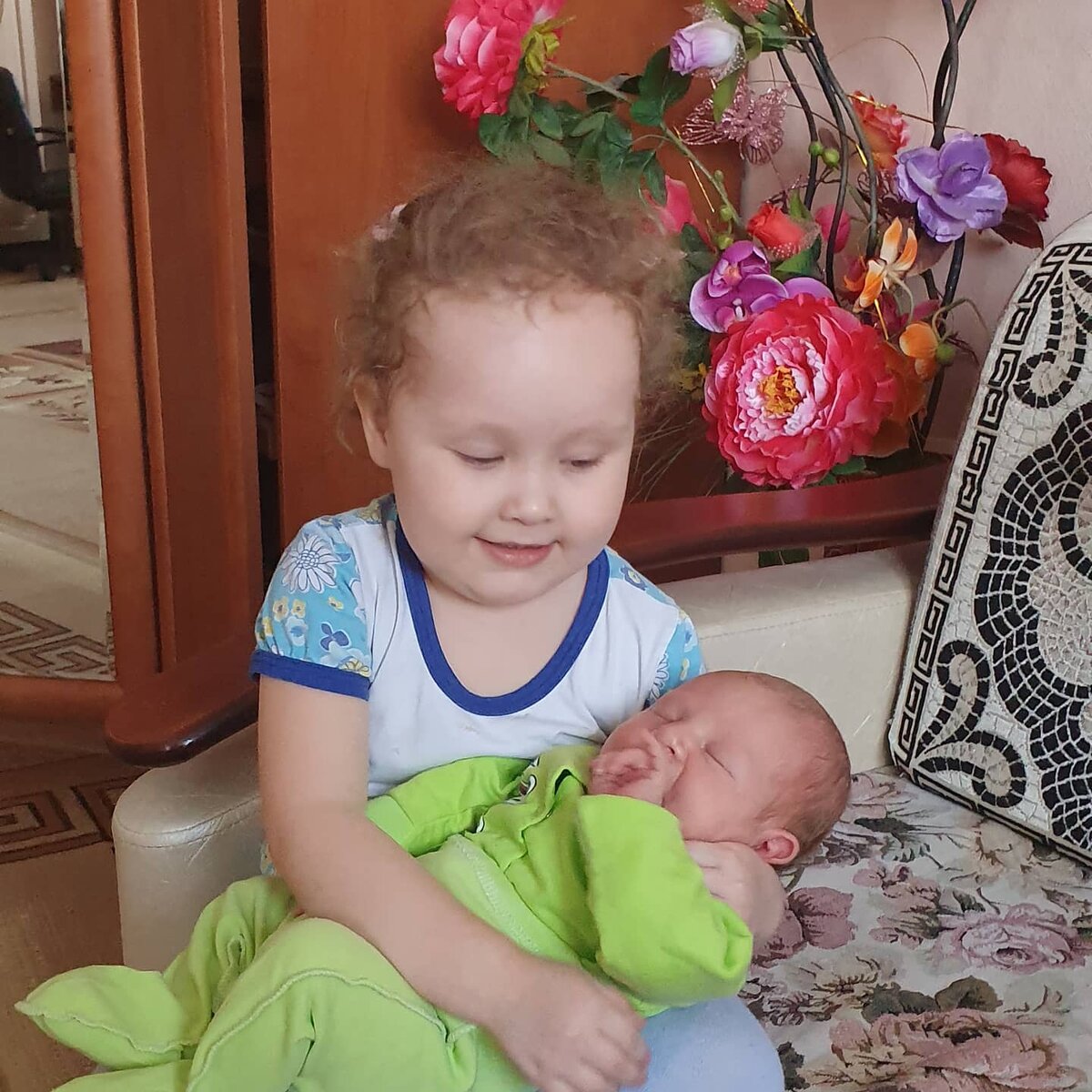 Амелии с первых дней доверяли держать Алису, поддерживая ее интерес к сестренке.