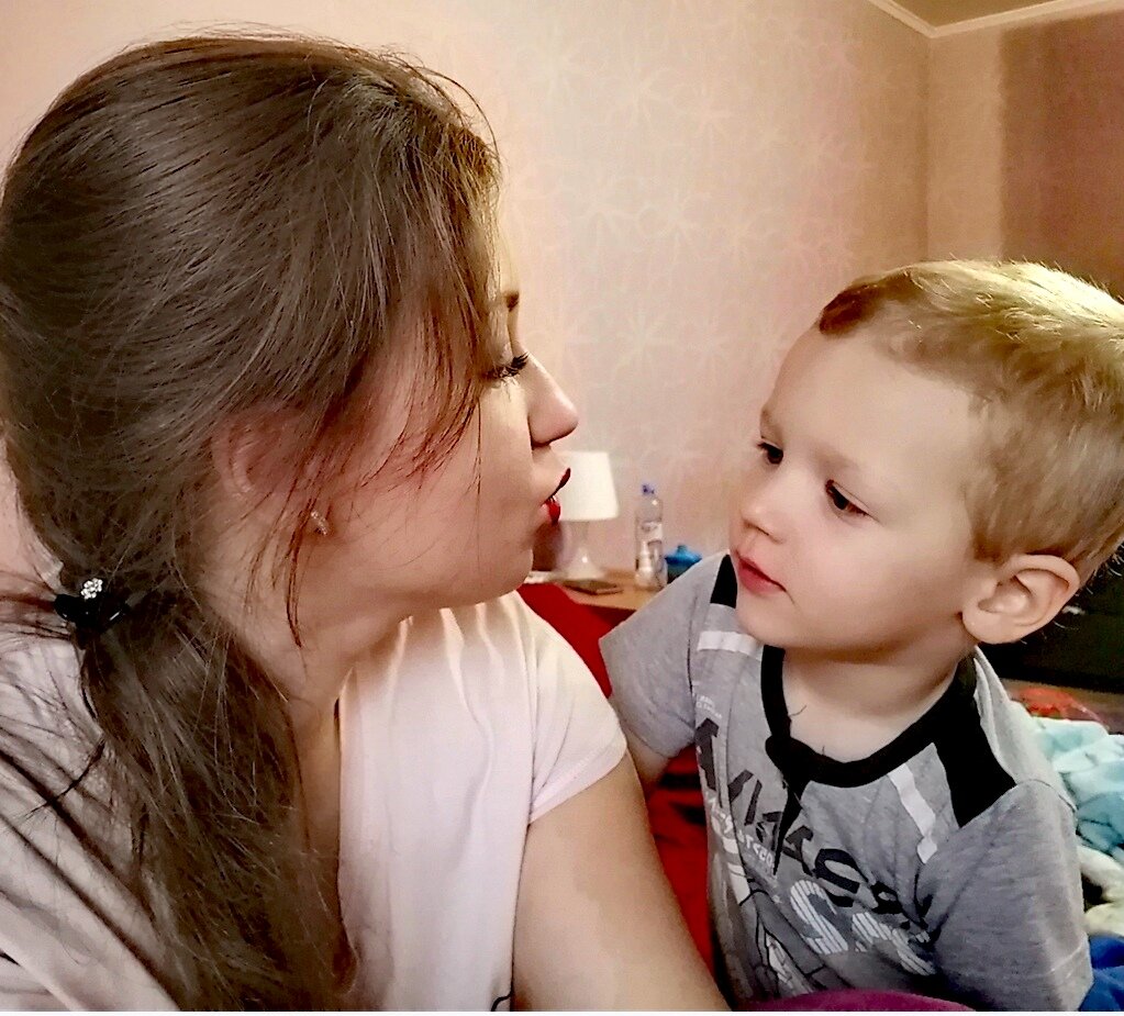 Пытается мне подражать.