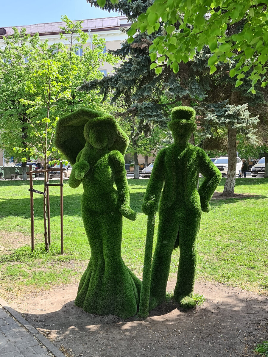 Экспозиции в сквере около театра