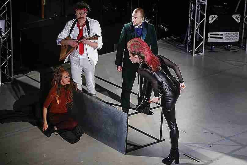 Внизу Каштанка. Слева направо: Гусь Иван Иваныч, Жорж, Хавронья Ивановна — домашняя свинья мистера Жоржа