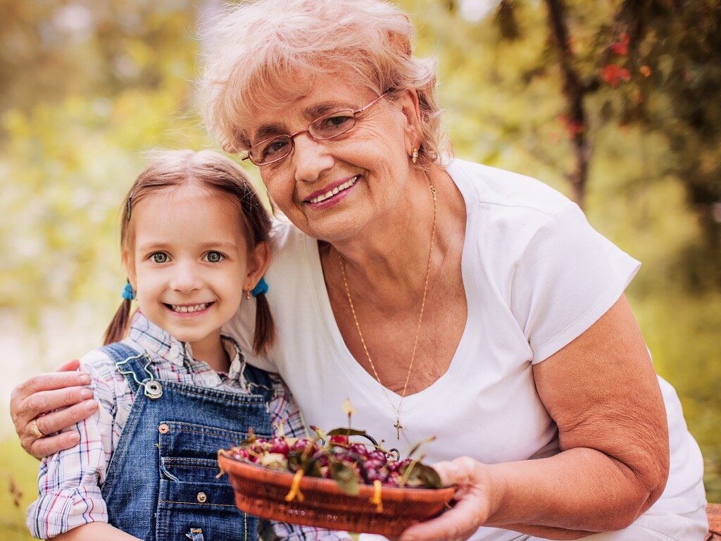 Бабушка и внучка. Молодая бабушка с внуками. Бабушка с клубникой. Молодая бабушка и внучка картинки.