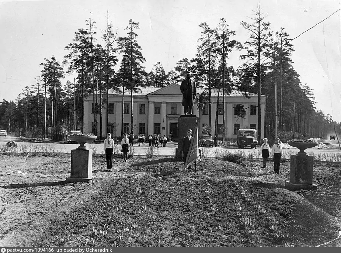 То самое здание тогдашнего испокома с памятником вождю пролетариата...