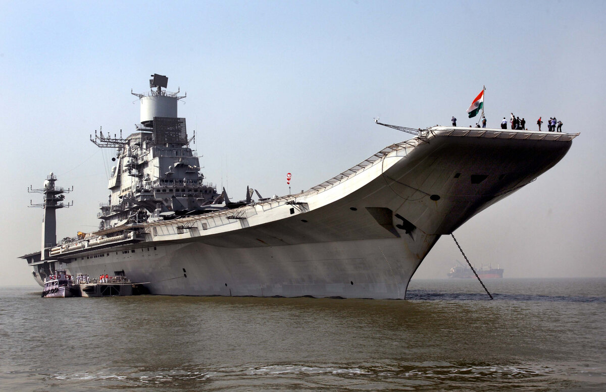 Флагман индийских ВМС (indian Navy)  авианосец Викрамадитья (бывш. "Харьков", "Баку", "Адмирал Горшков"тоже ведёт свою родословную от причальной стенки Черноморского судостроительного завода. Фото агентства ANI