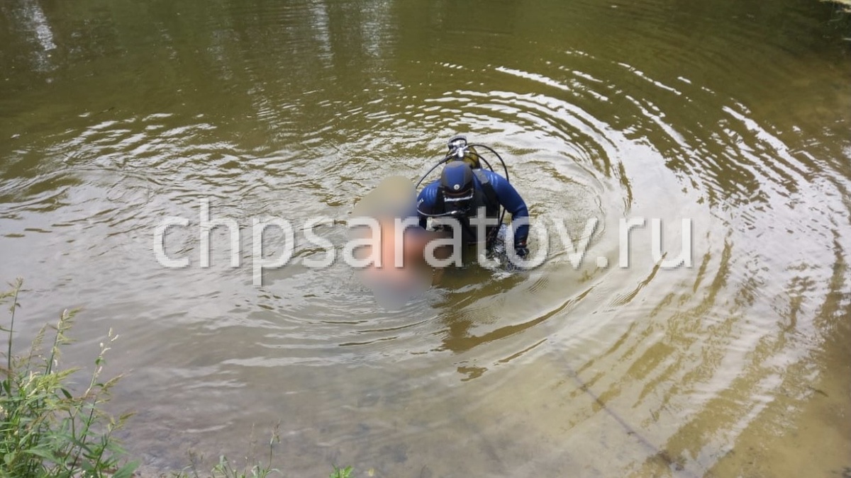 На месте работают водолазы областной службы спасения, сотрудники полиции и следственного комитета. Обстоятельства произошедшего выясняются.