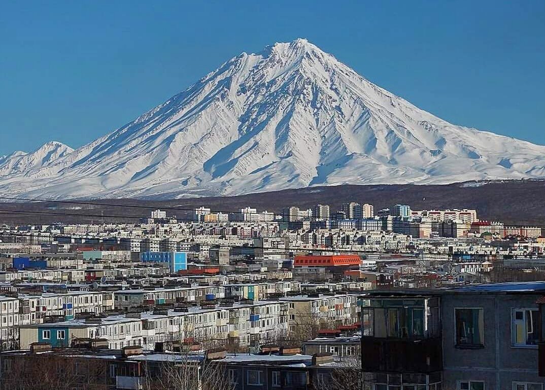 Петропавловск-Камчатский на фоне вулкана
