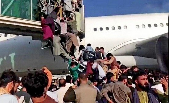Афганцы штурмуют самолет