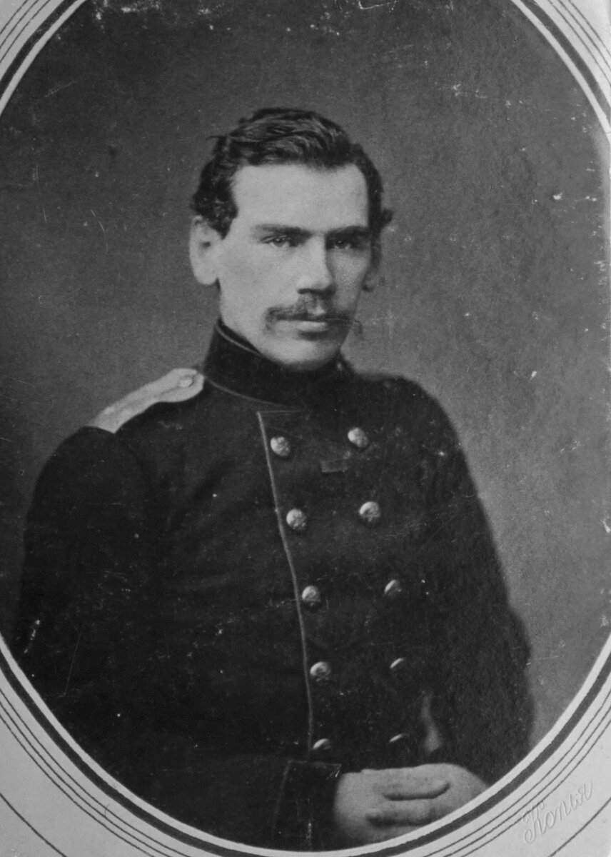 Лев Толстой в молодости.