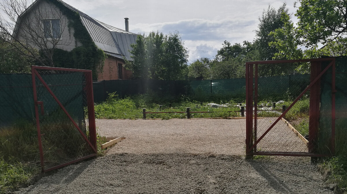 Стоянка для авто - вид с дороги от ворот