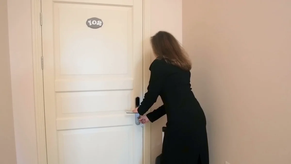 She close the door. Девушка открывает дверь. Девушка у двери. Девушка закрывает дверь. Девушка входит в дверь.