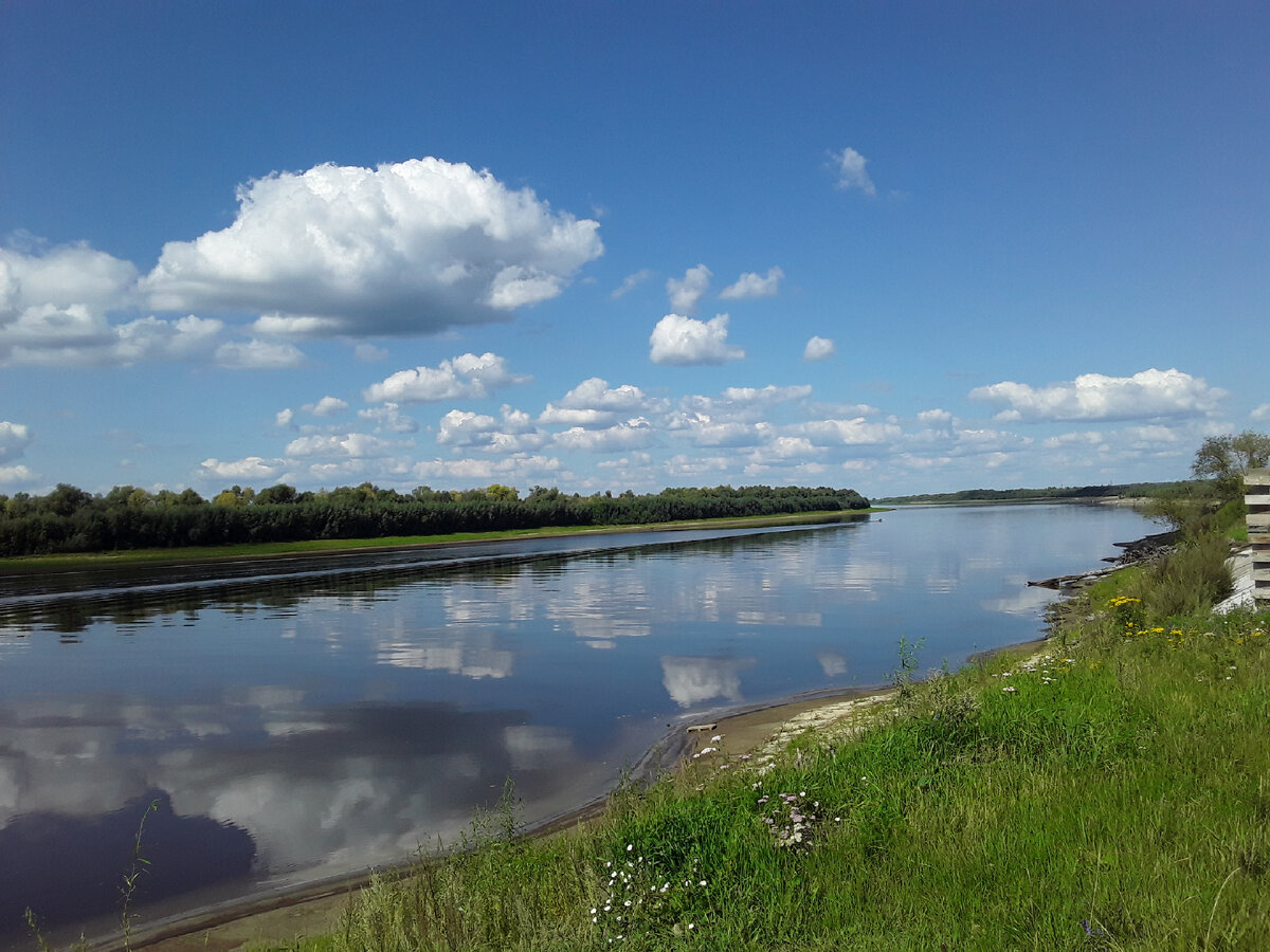 На берегу большой реки. Тобольский район. Фото из личного архива.