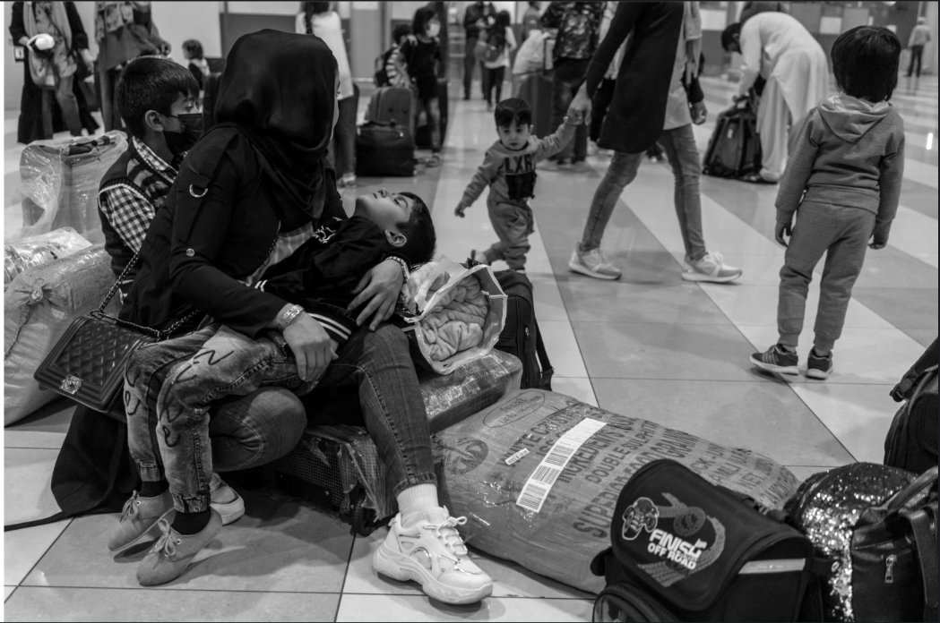 Эвакуированные афганцы в аэропорту Киева