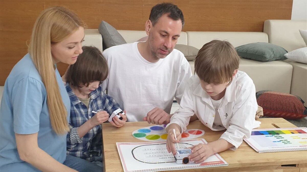 Дети играют с Вину, кодируемым роботом нового типа (Alux)
