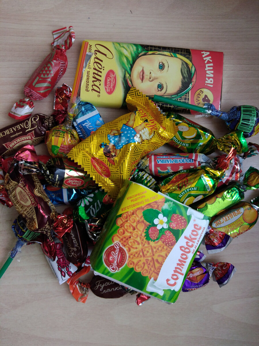 Конфеты из подарка. Высыпали и тогда в  прошлом году в конце декабря их вешали на ёлку. 