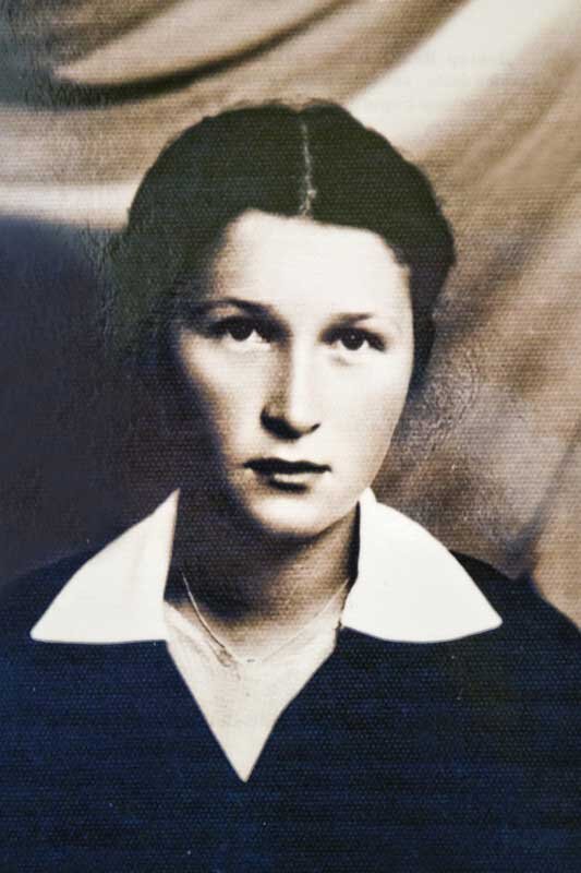 Валентина Константиновна Довгер. Родилась 6 января 1924 года в селе Виры Волынского воеводства.  В годы Великой Отечественной войны советская разведчица. Скончалась 28 мая 1990 года в Воронеже.