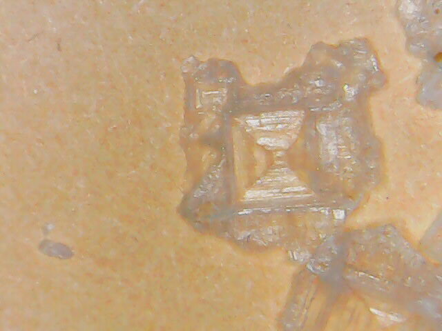 Одиночный кристалл обрастающий мелкими кристалликами.