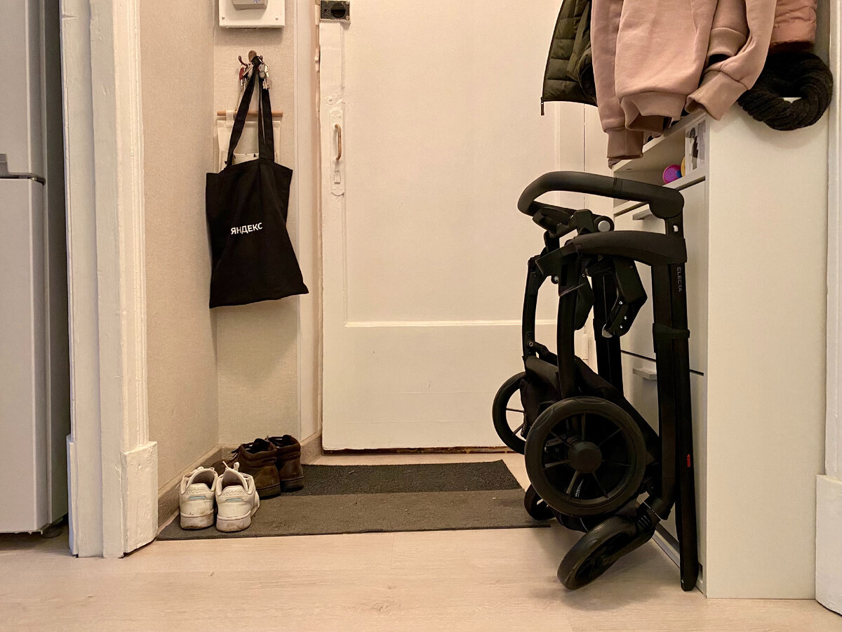 Потом будем оставлять вот так. Не очень удобно лазить в шкафчик, но шасси весит всего 5,5 кг, не тяжело отодвигать. 