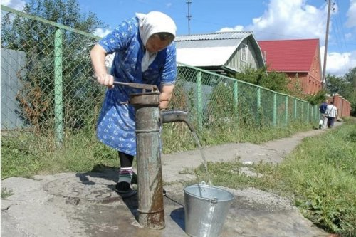 Помните уличные деревенские колонки с водой? Теперь их делают платными .