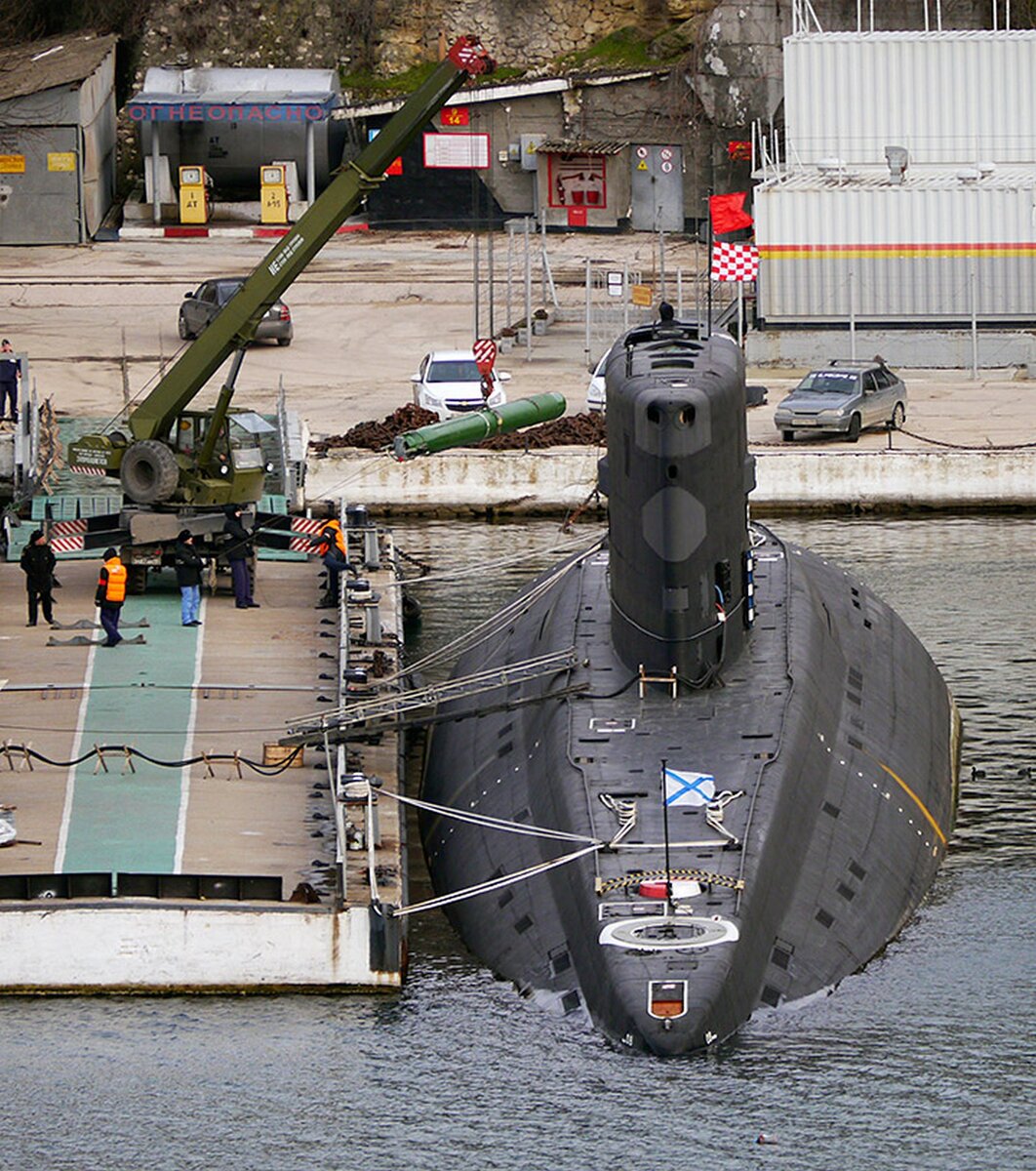 Погрузка торпеды на лодку. Источник "2017.f.a0z.ru"