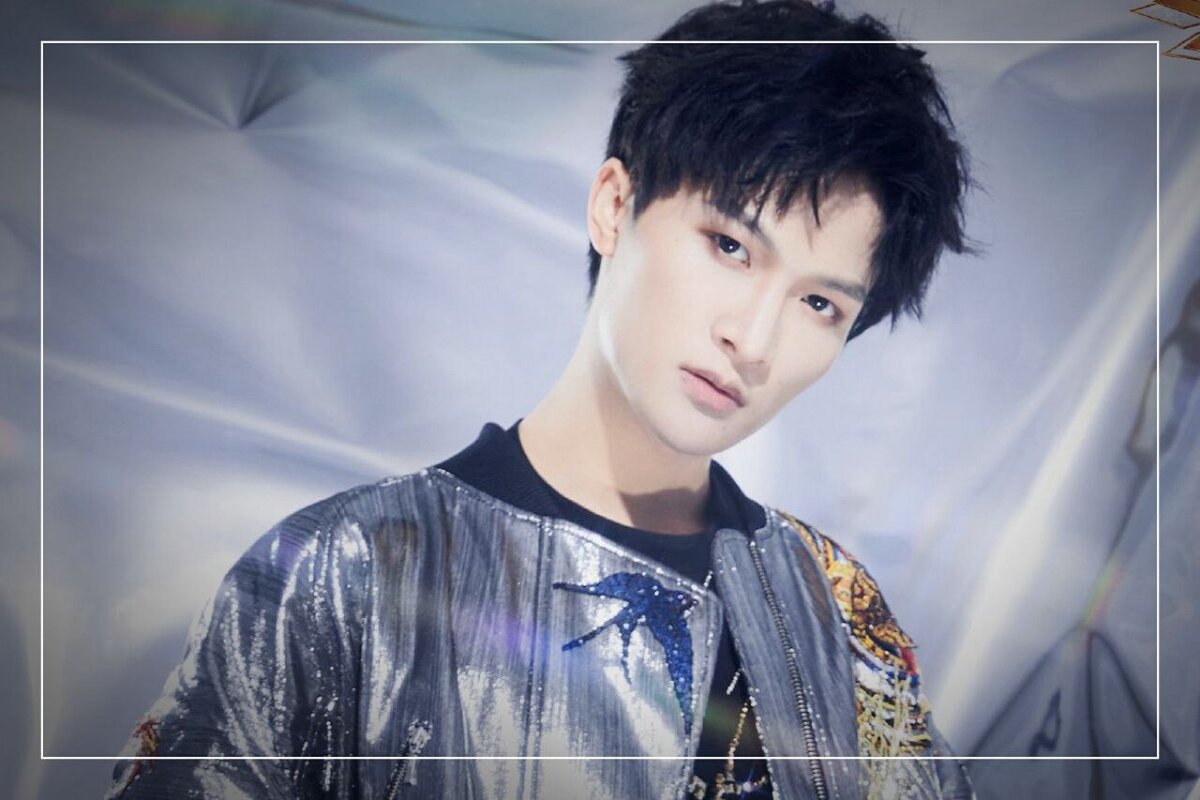 Китайский певец Чжоу Шэнь.