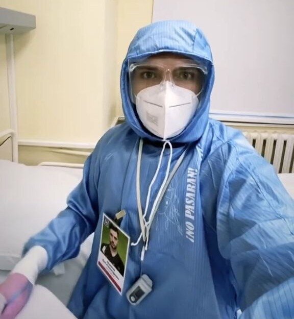 О.А. Абакумов, врач-пульмонолог. Награждён нагрудным знаком «За мужество в борьбе с COVID-19». Работает в красной зоне с первых дней пандемии