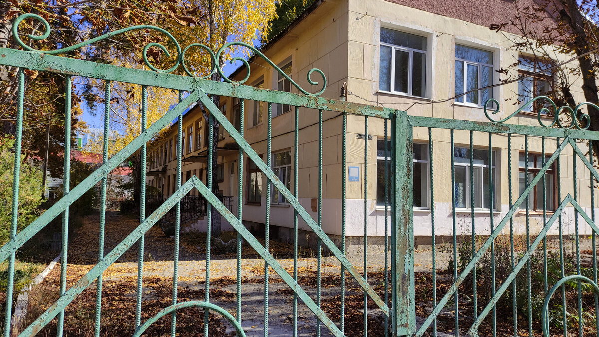 Не слышны звонкие детские голоса