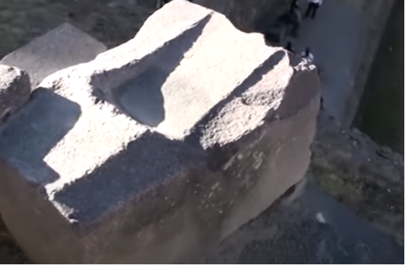 Ольянтайтамбо, храм 10-ти ниш. Скрин из видео https://www.youtube.com/watch?v=y9YUZAAoyEM