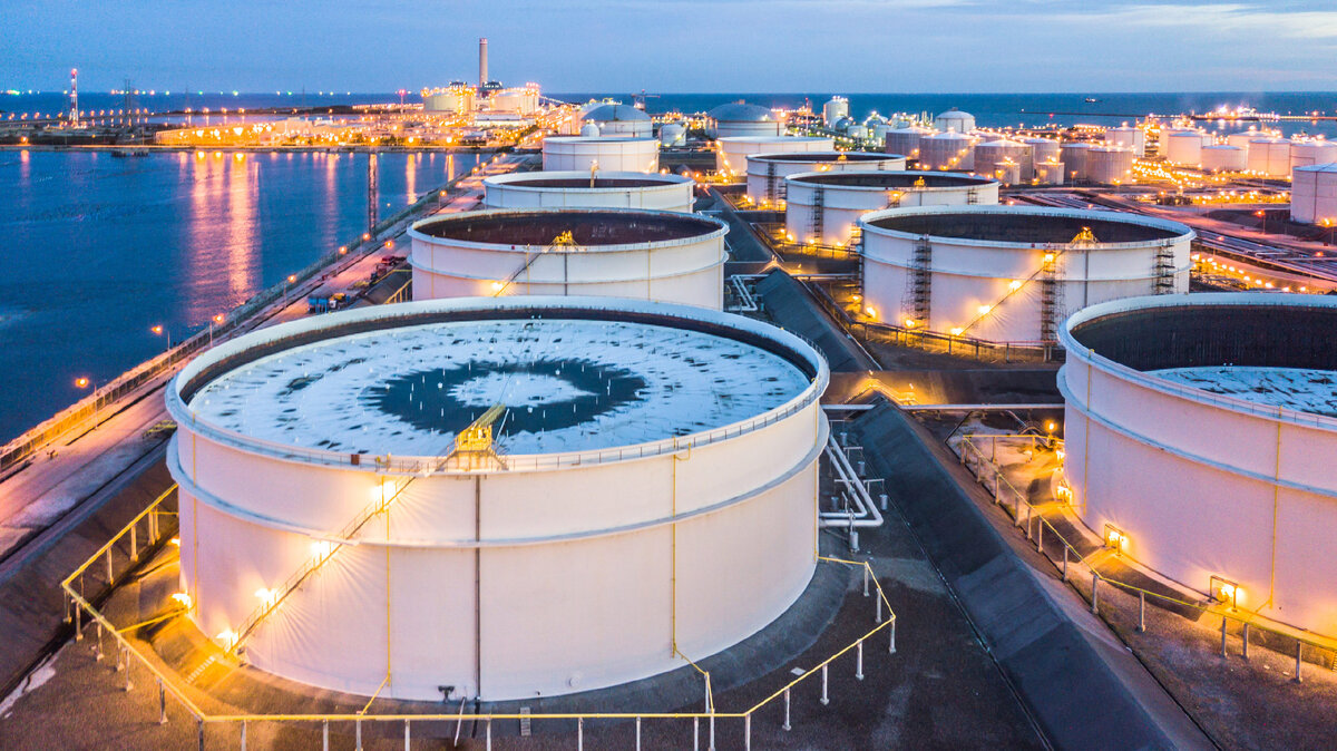 В таких резервуарах хранится "чёрное золото". Фото: Oxford-flow.com