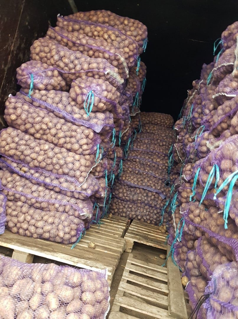 удобные сетки. видно какая картошка. цена за одну сетку оптом 3 руб. в розницу 6.