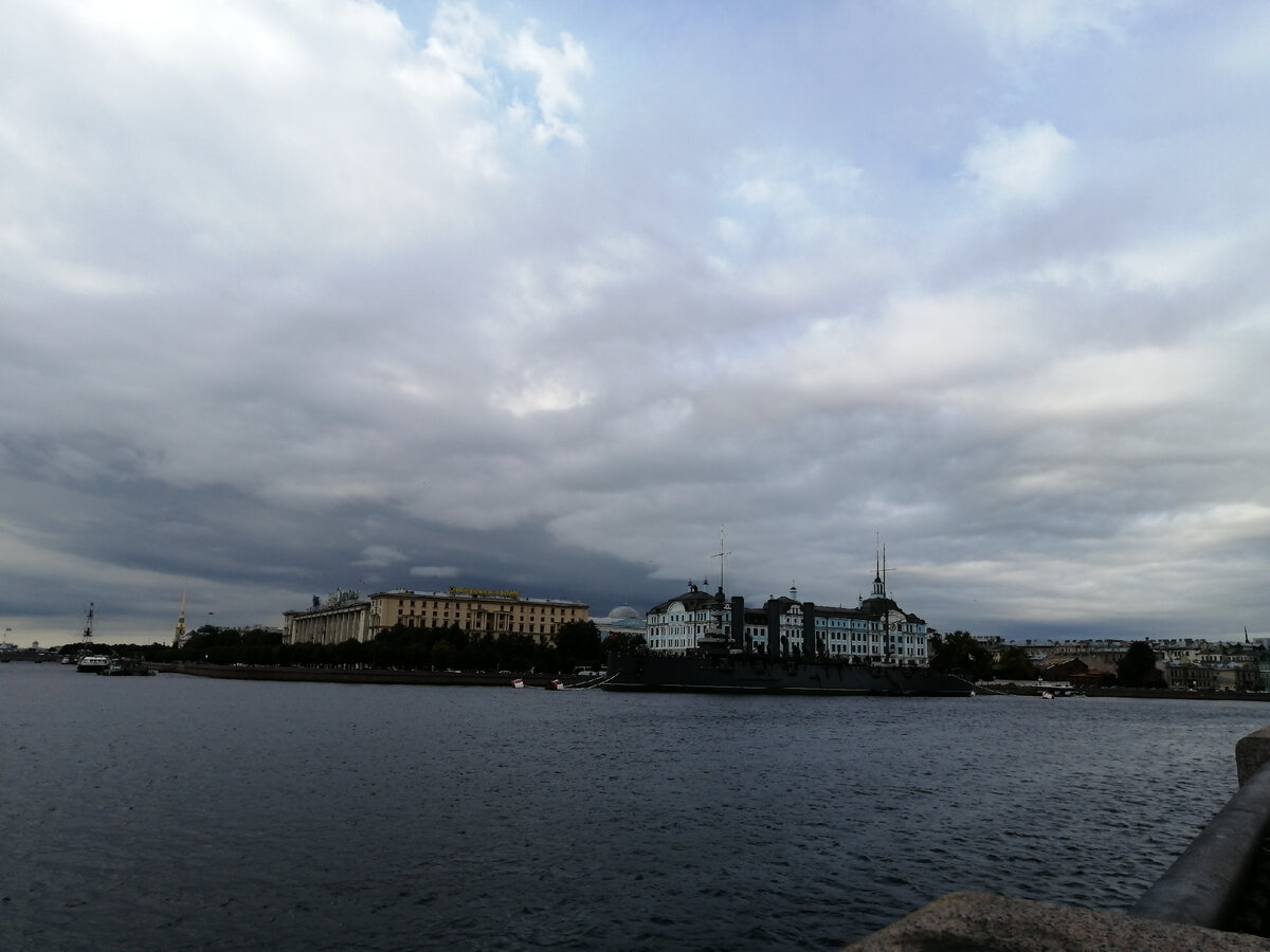 типичная облачность в Питере. Вдалеке стоит крейсер Аврора сентябрь 2020
