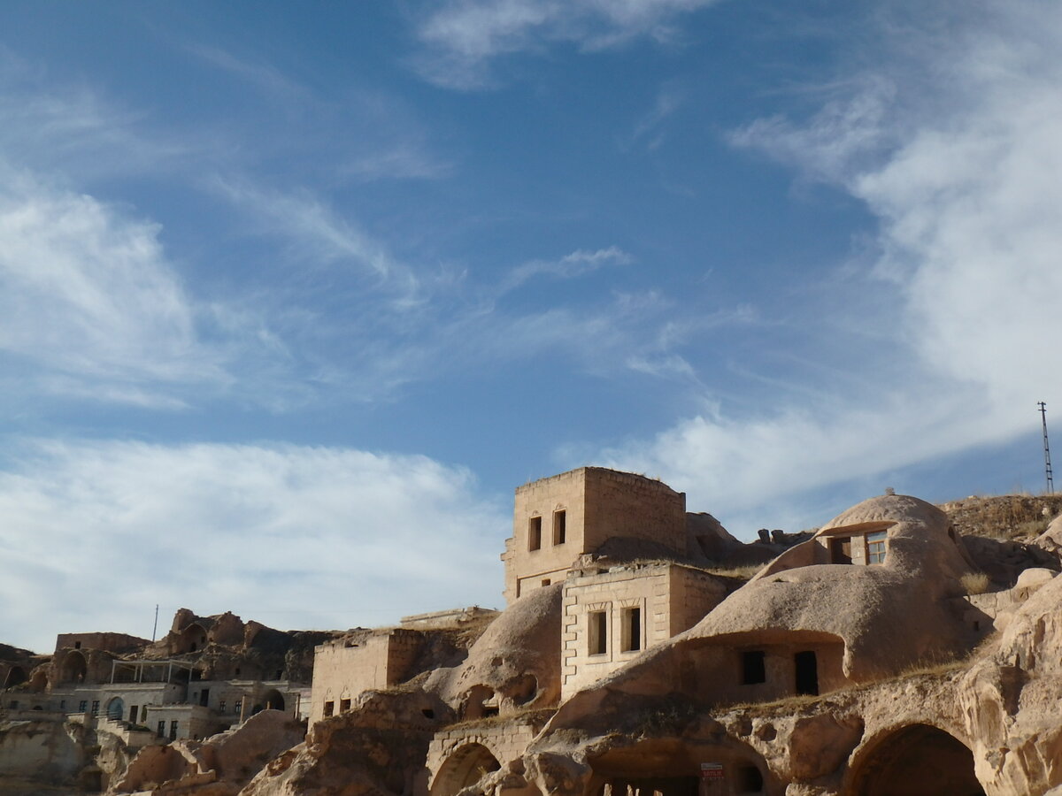 Дома в скалах, где еще не так давно жили люди 